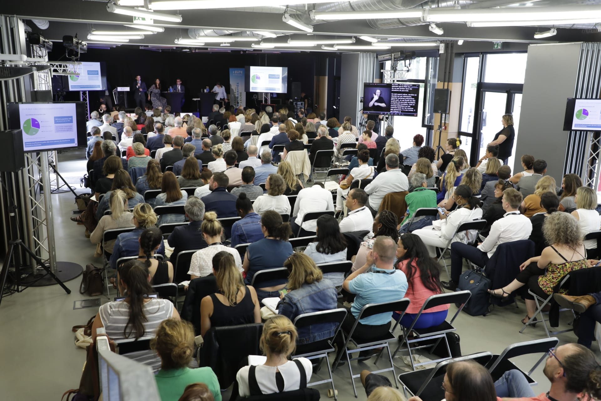 foule assiste dans une salle